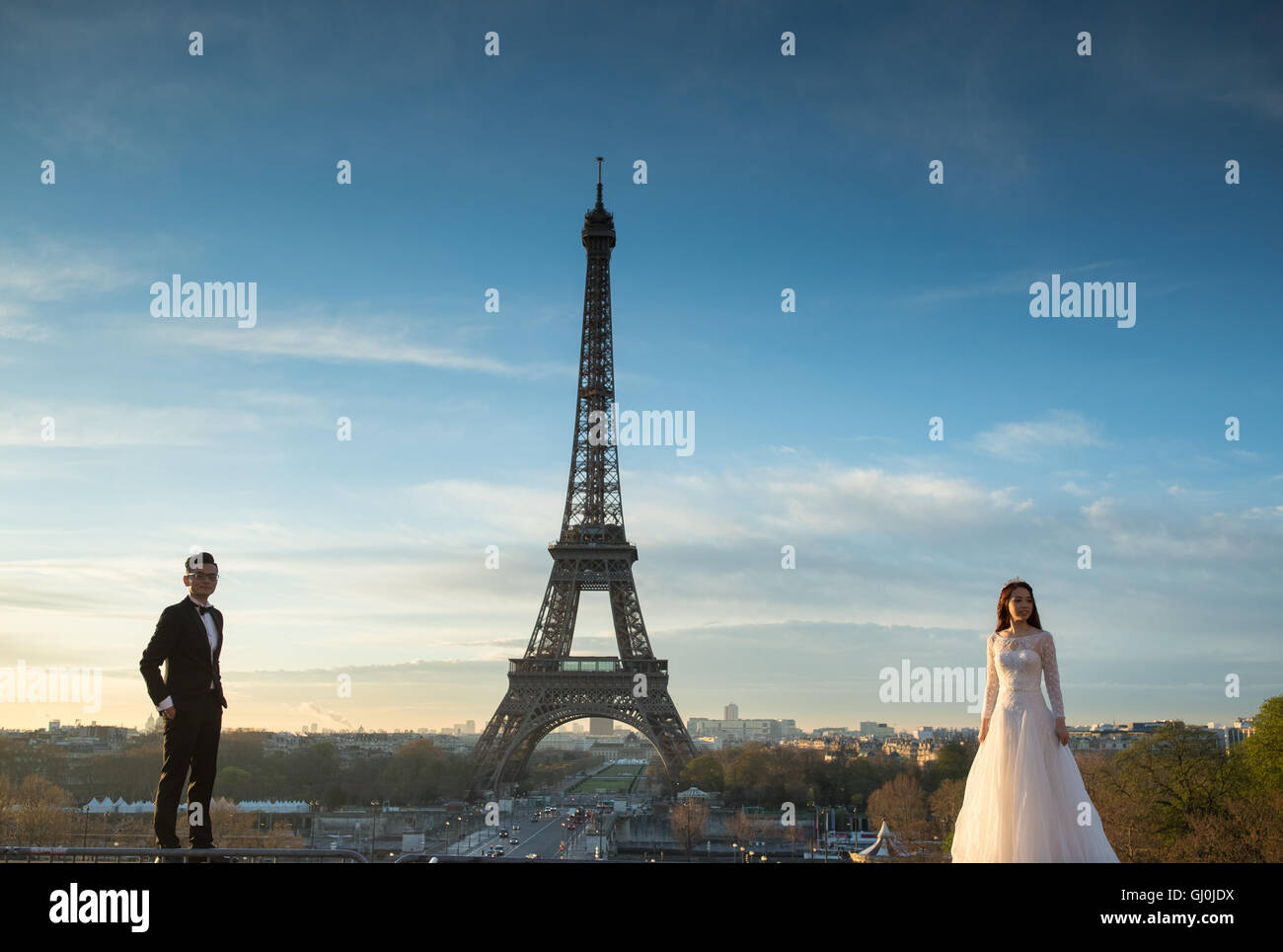 Hochzeitsfotografie in das Palais de Chaillot mit dem Eiffelturm als Kulisse, Paris, Frankreich Stockfoto