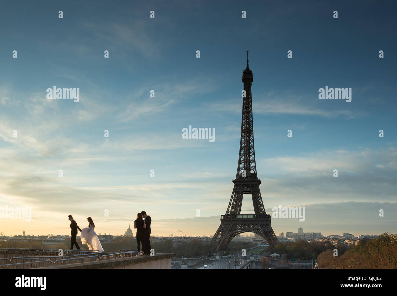 Hochzeitsfotografie in das Palais de Chaillot mit dem Eiffelturm als Kulisse, Paris, Frankreich Stockfoto