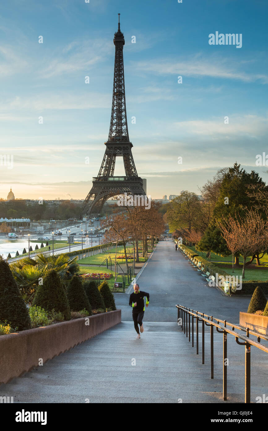 ein Jogger in den Jardins du Trocadéro mit dem Eiffelturm über Paris, Frankreich Stockfoto