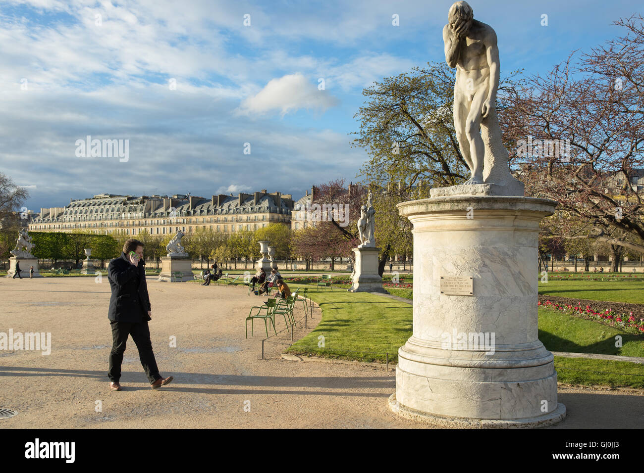 ein Mann auf seinem Handy, Jardins des Tuileries, Paris, Frankreich Stockfoto