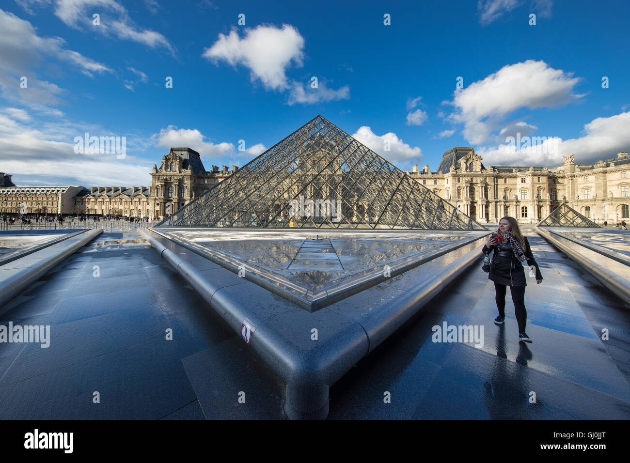 eine Frau an der Pyramide du Louvre, Paris, Frankreich Stockfoto