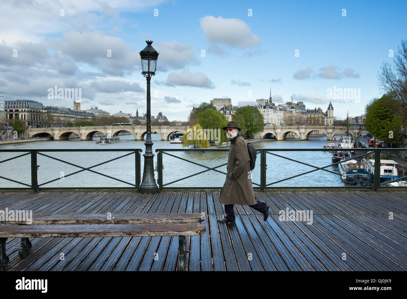 ein Mann auf der Pont des Arts, Paris, Frankreich Stockfoto
