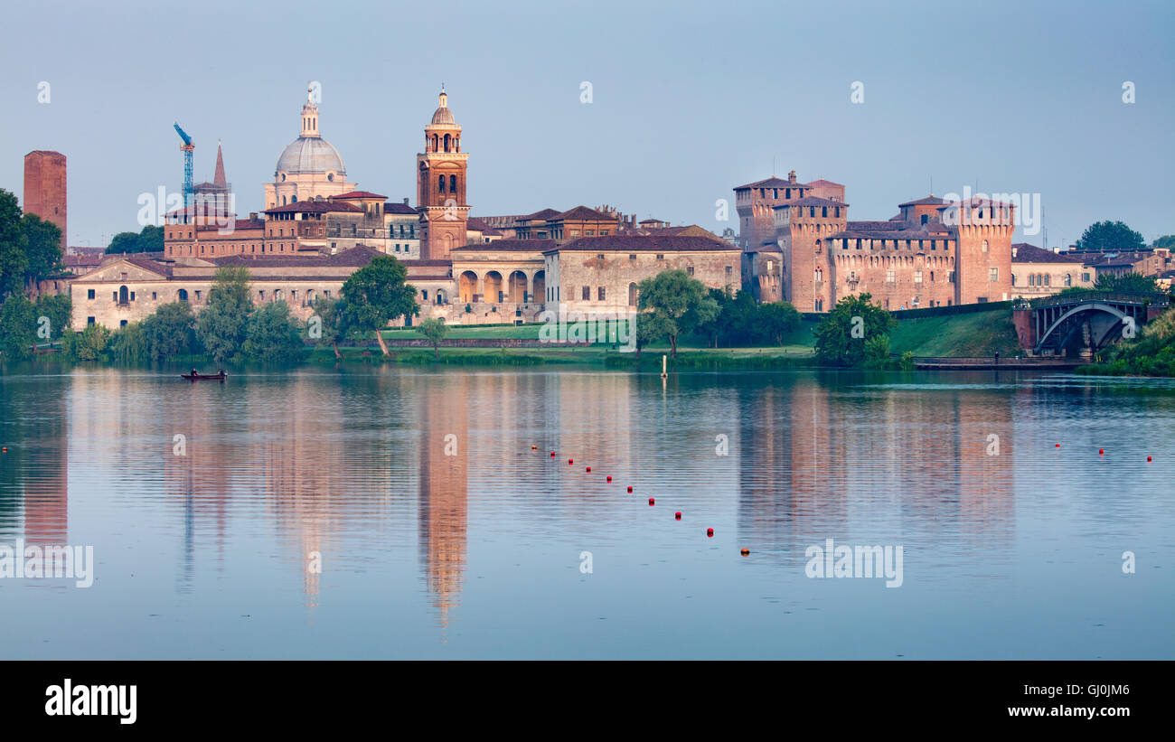 Palazzo Ducale spiegelt sich in Lago Mincio, Mantua (Mantova), Lombardei, Italien Stockfoto