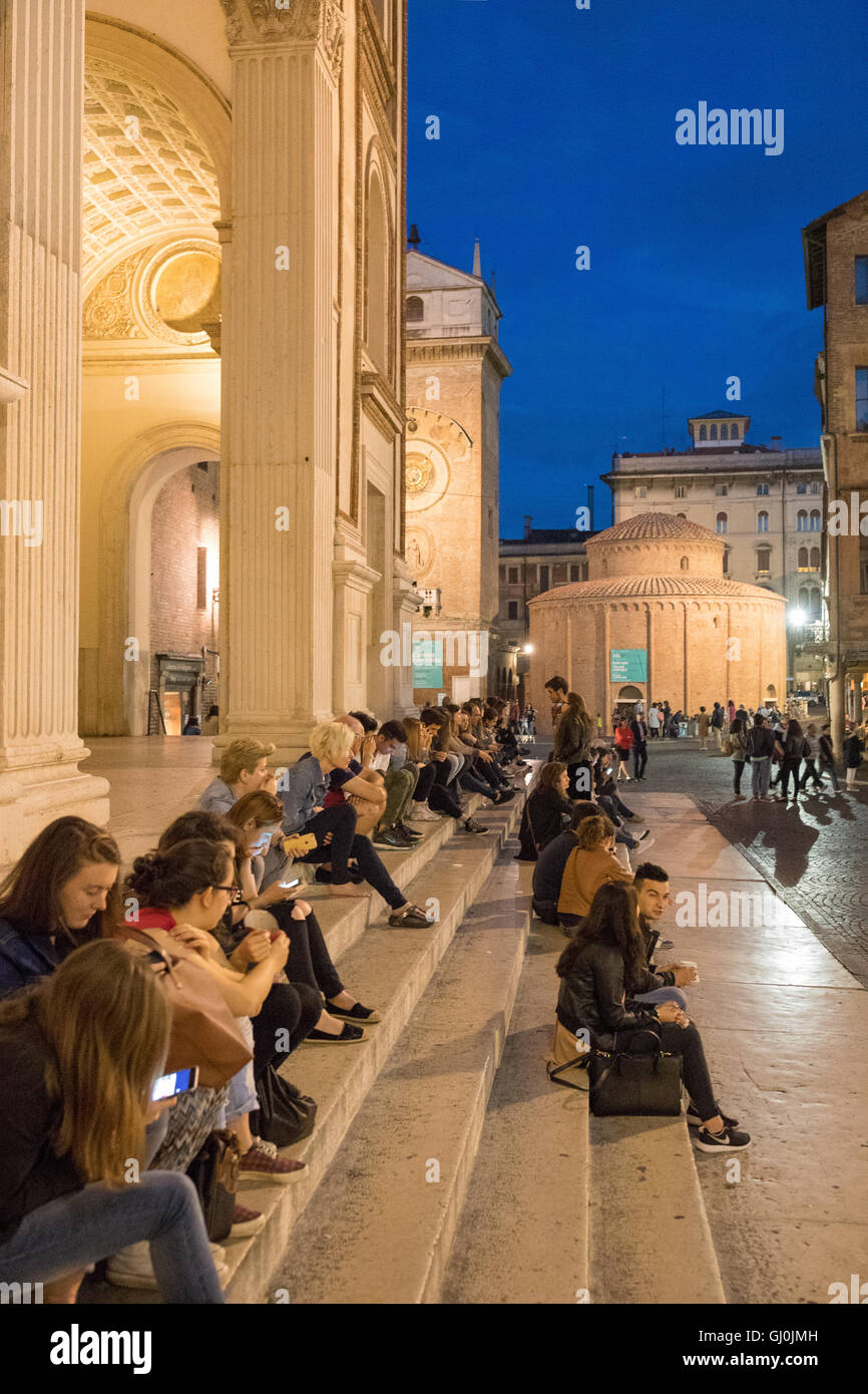 Piazza Andrea Mantegna in Mantua (Mantova) in der Nacht, Lombardei. Italien Stockfoto