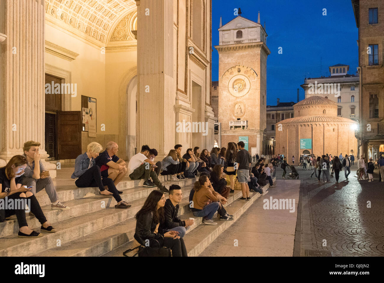 Piazza Andrea Mantegna in Mantua (Mantova) in der Nacht, Lombardei. Italien Stockfoto