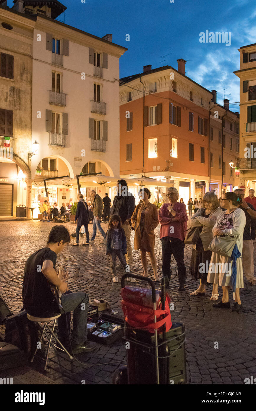 Straßenmusiker auf Piazza Andrea Mantegna in Mantua (Mantova) in der Nacht, Lombardei. Italien Stockfoto