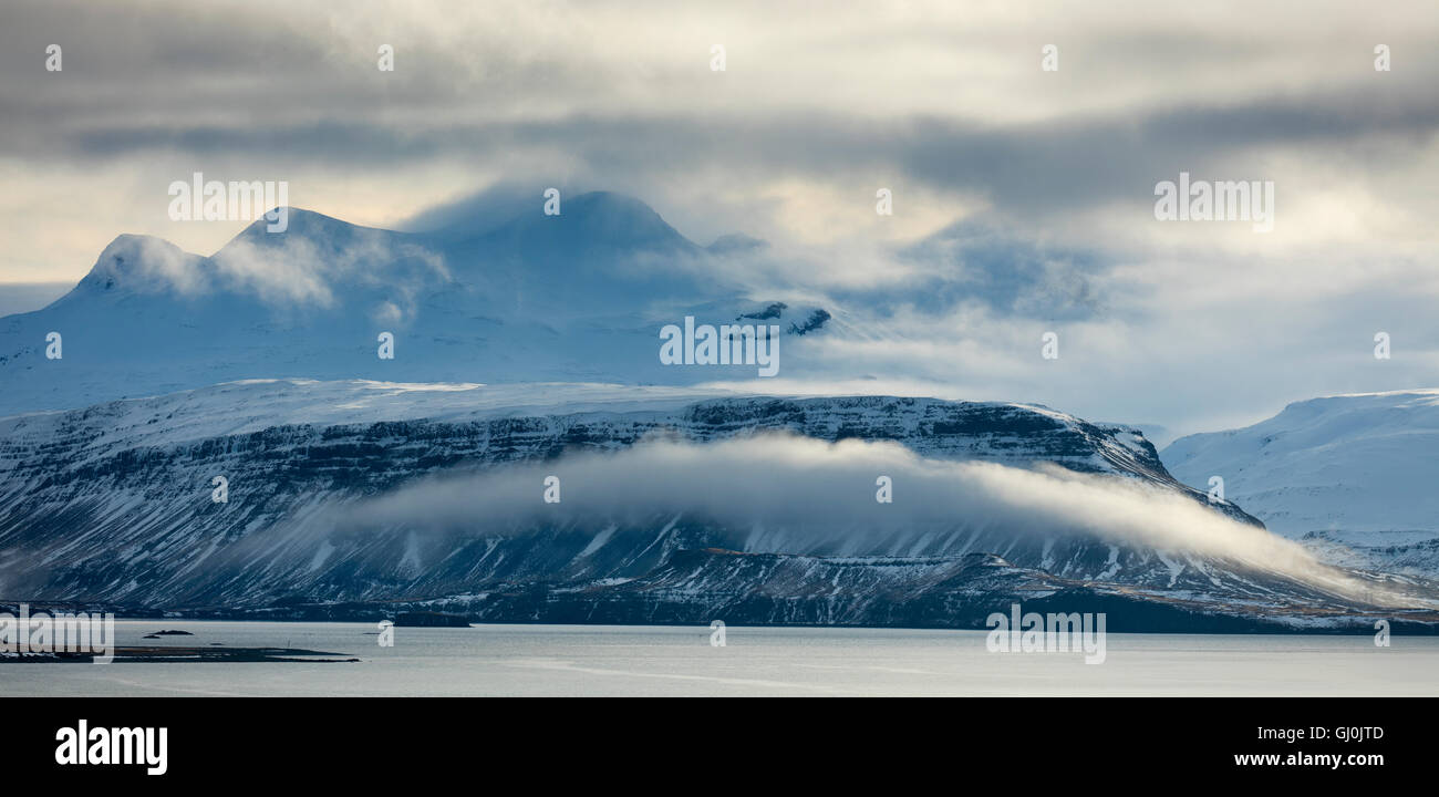 Moody-Wolke am Hvalfjörður, West-Island Stockfoto
