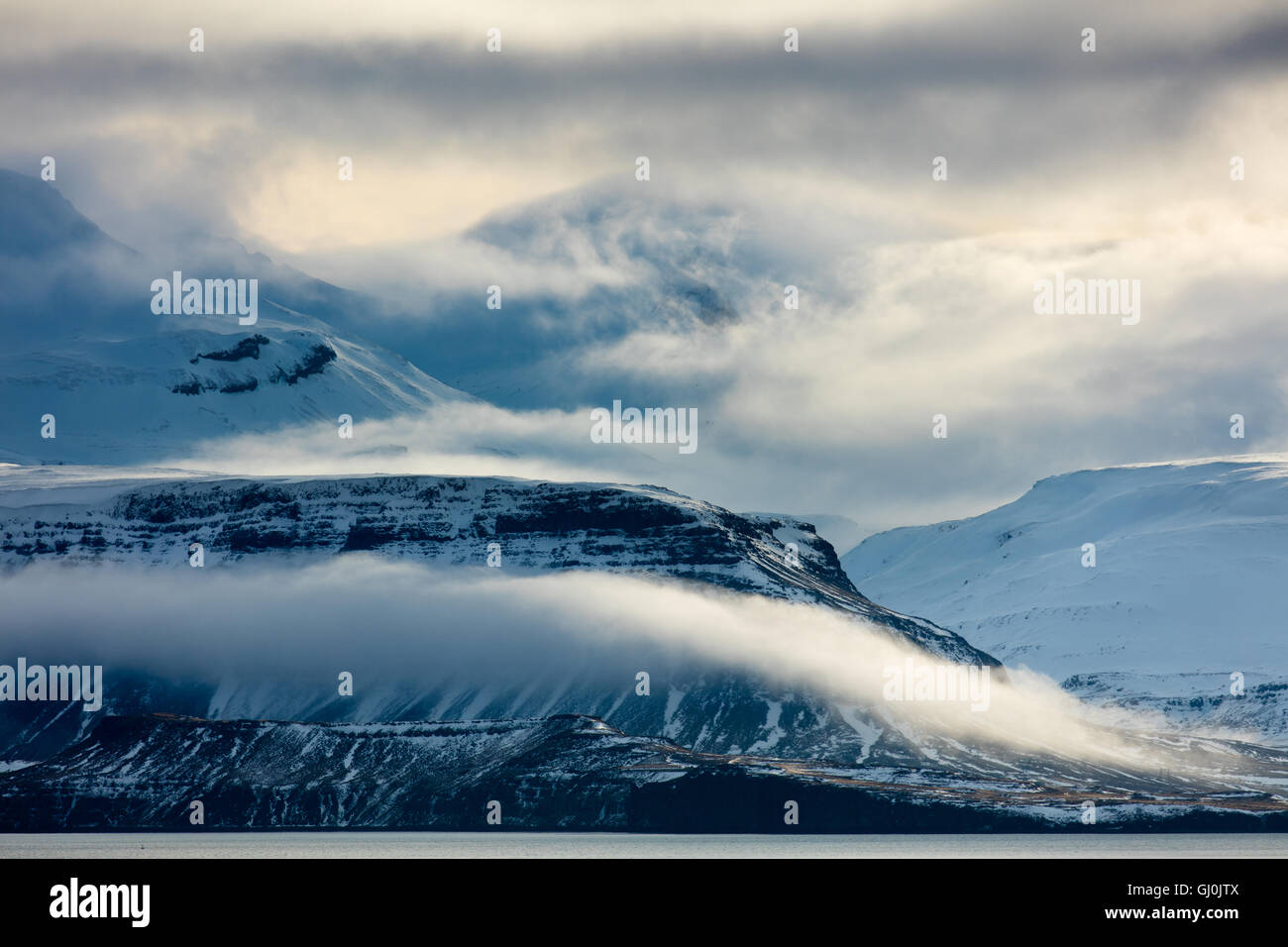 Moody-Wolke am Hvalfjörður, West-Island Stockfoto