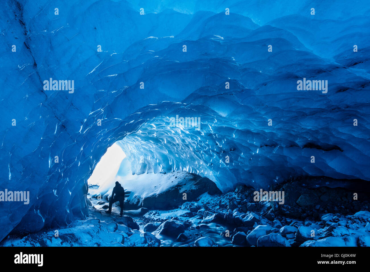 eine Eishöhle in Porsmorck mit dem Explorer, Island Stockfoto