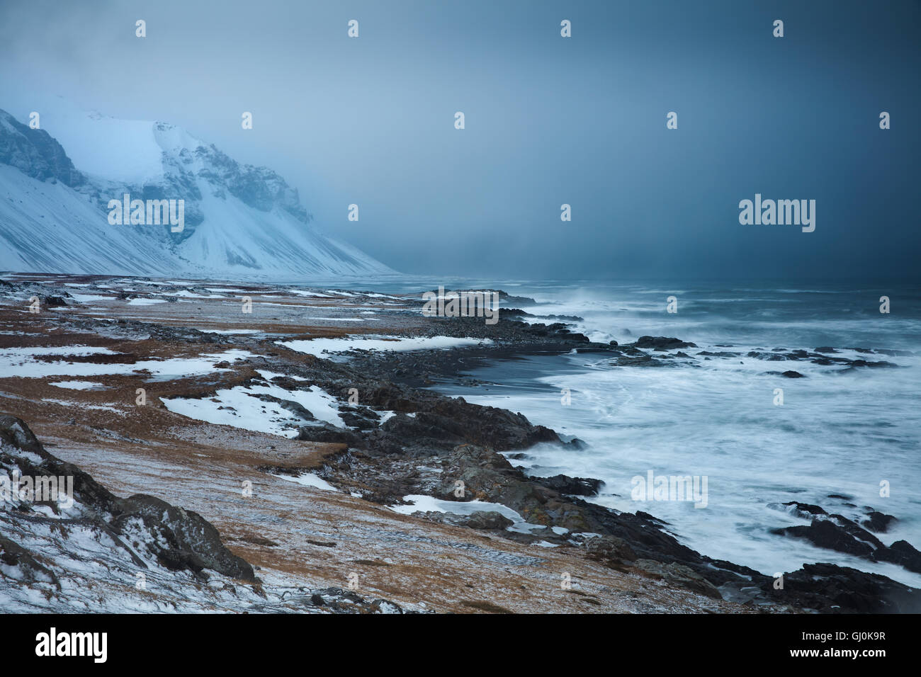 die Küste bei Eystrahorn an einem stürmischen Wintertag, Ost-Island Stockfoto