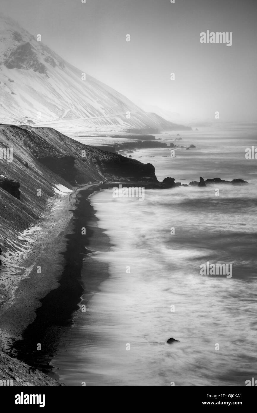 die Küste bei Eystrahorn an einem stürmischen Wintertag, Ost-Island Stockfoto