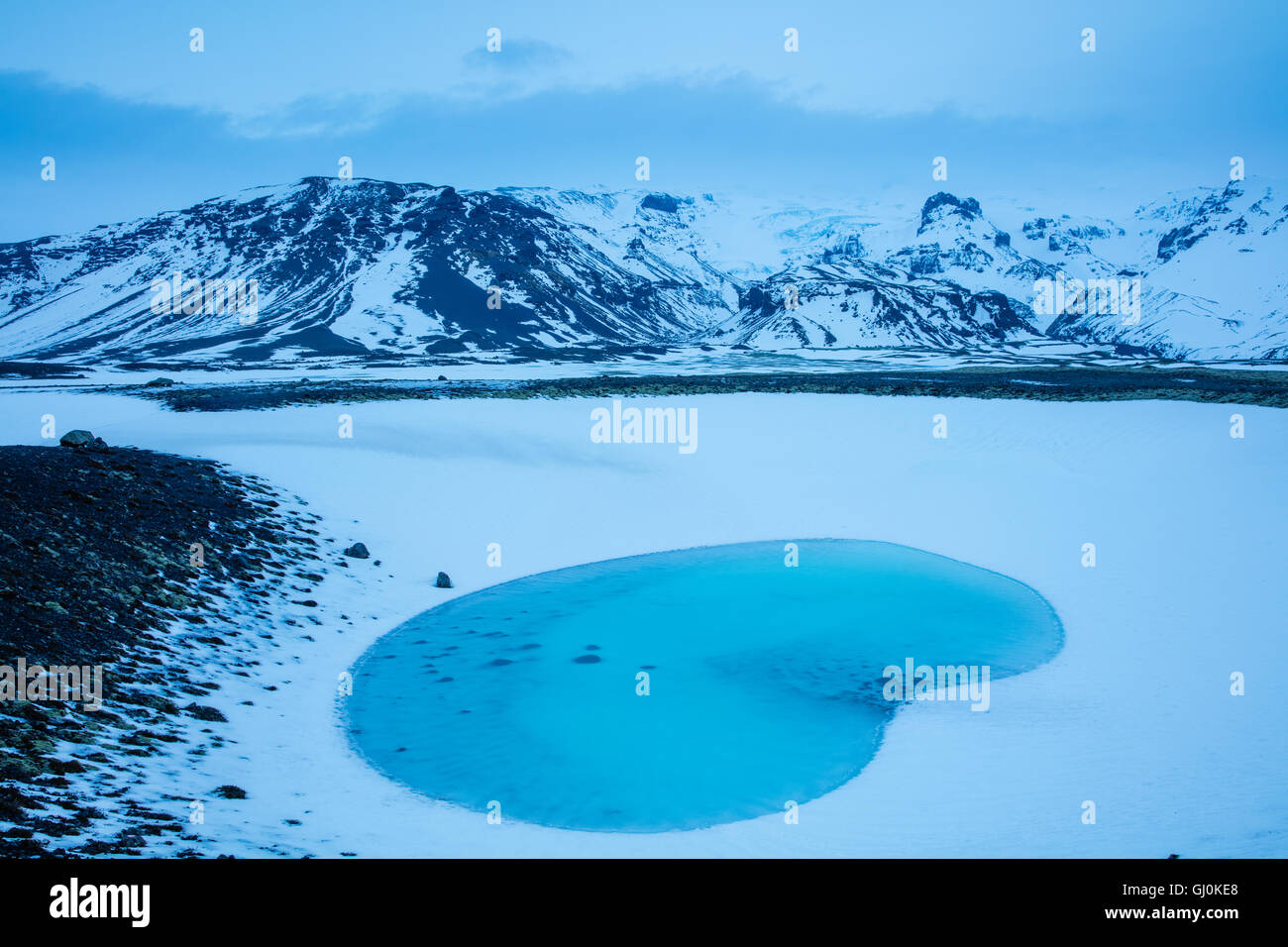 einen blauen Pool in der Nähe von Skaftafell, Süden Islands Stockfoto