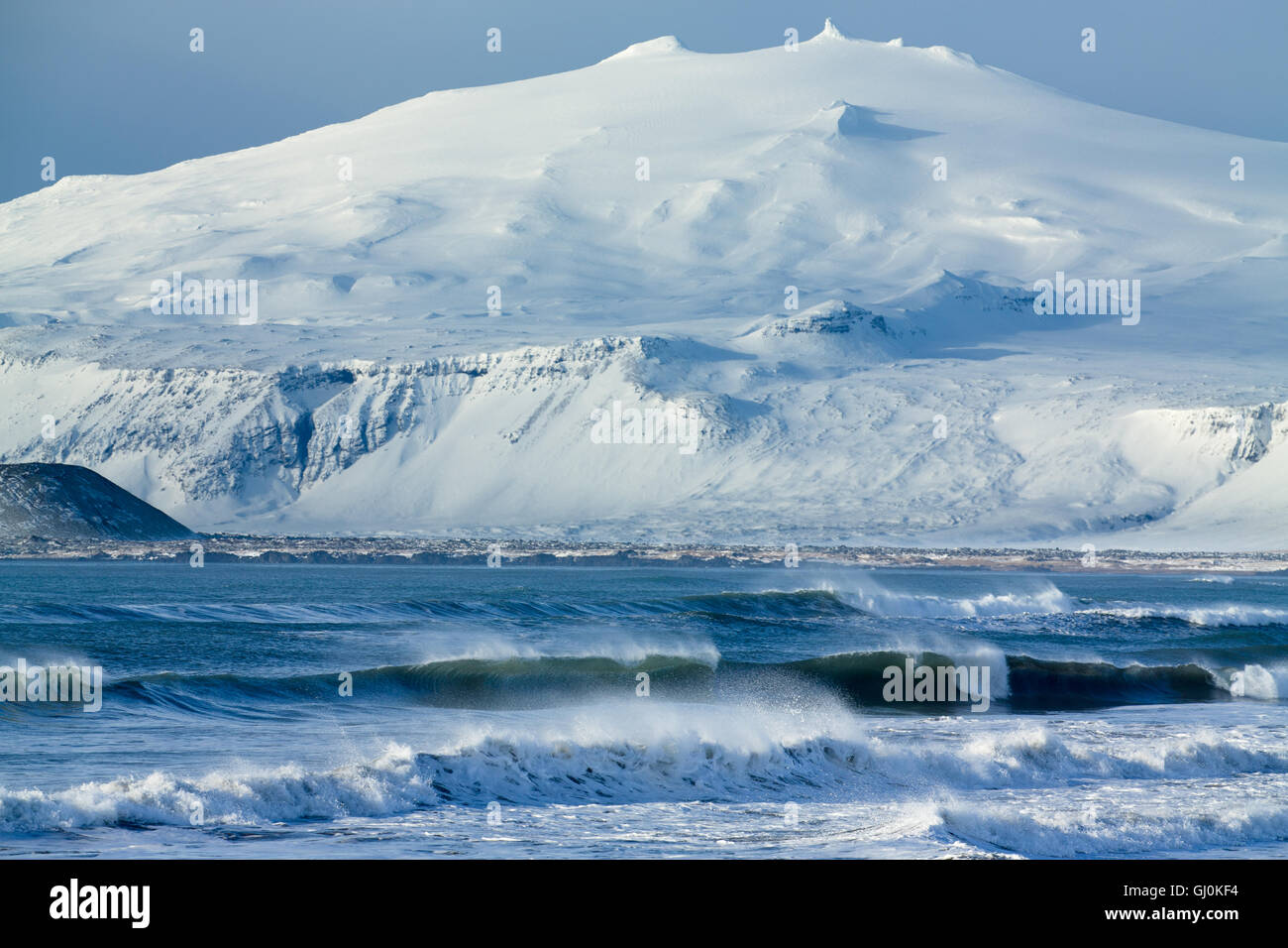 Wellen brechen sich am Budavik unterhalb der Snaefellsjökull, Island Stockfoto