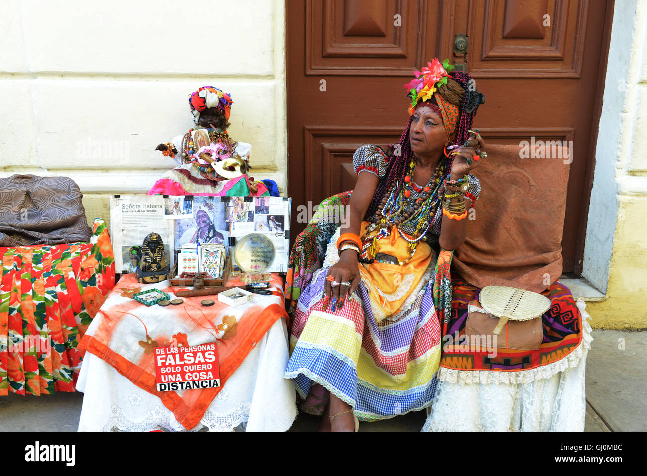 Senora de la Habana, eine Priesterin der Afro-kubanischen Santeria mit bunten lange Nägel und eine Zigarre. Stockfoto