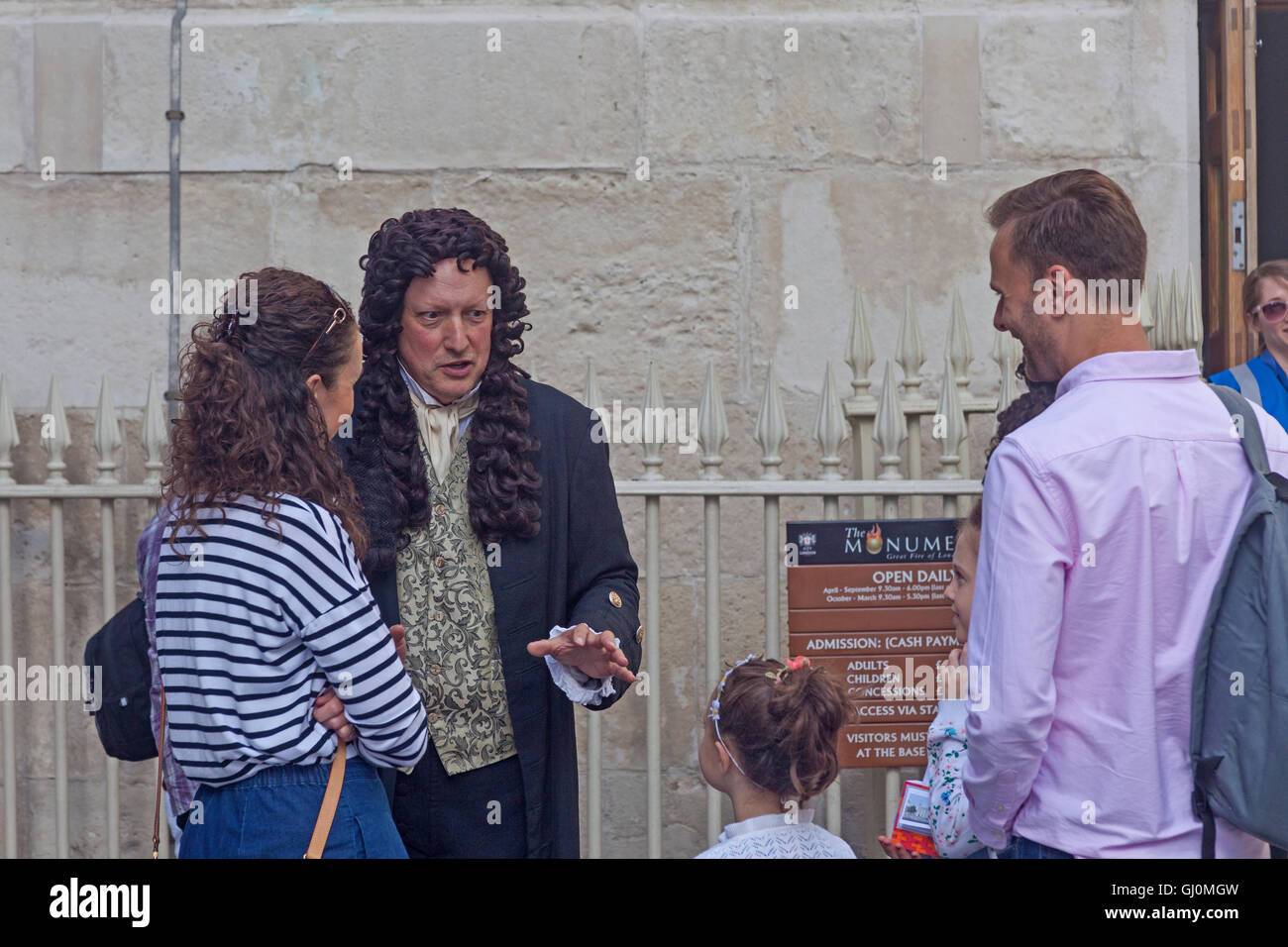 Stadt von London A Touristenführer in historischen Kostümen, die Gäste zu The Monument Stockfoto