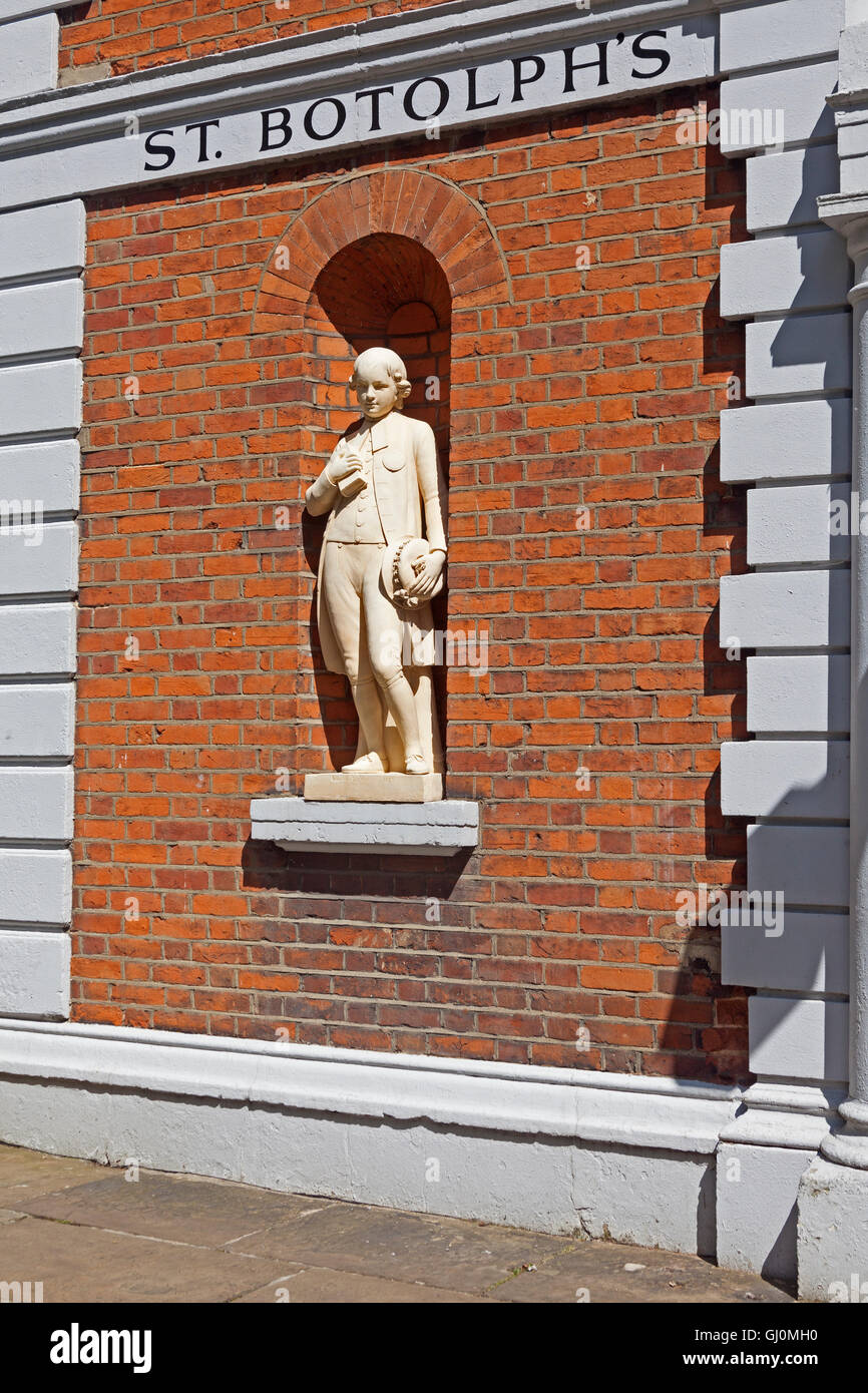 Stadt von London A Replik der ursprünglichen Charity School Statue von 1820 an St Botolph ohne Bishopsgate Kirchgemeindehaus Stockfoto
