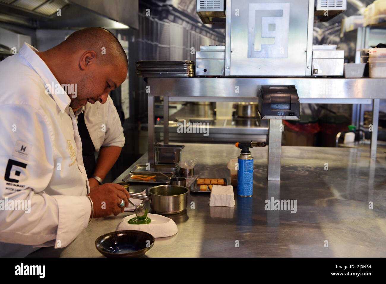 Der Chef der FG Essen Labs in Rotterdam bereitet ein Gericht in seiner Küche. Stockfoto