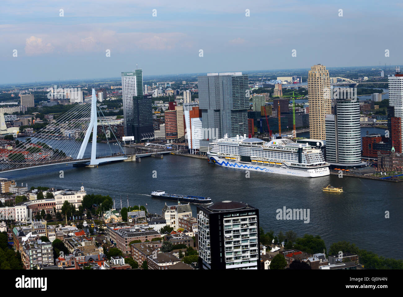 Rotterdam-Stadtansicht von oben auf den Euromast Aussichtsturm gesehen. Stockfoto