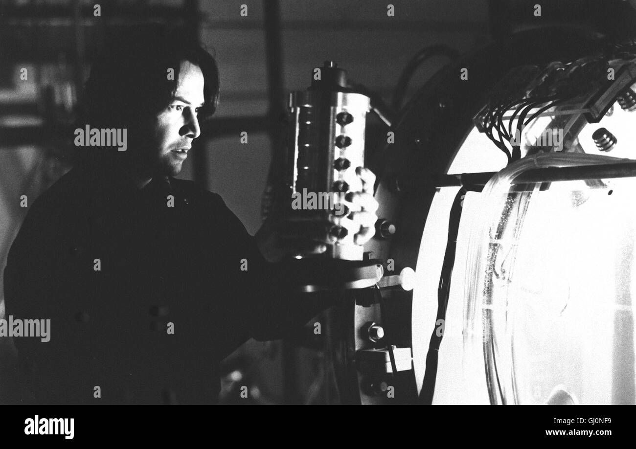 AUSSER KONTROLLE-An der Universität von Chicago Haben Wissenschaftler Eine Formel Entdeckt, Mit der aus Dem Rohstoff Wasser Reine Energie Zu Gewinnen ist. Als Das Labor in Die Luft Gesprengt Wird, Gerät der Maschinenbaustudent Eddie (KEANU REEVES, Im Bild) Unter Verdacht. Gejagt von Agenten des FBI Beginnt er Auf heraus Faust Zu Ermitteln. Regie: Andrew Davis aka. Kettenreaktion Stockfoto