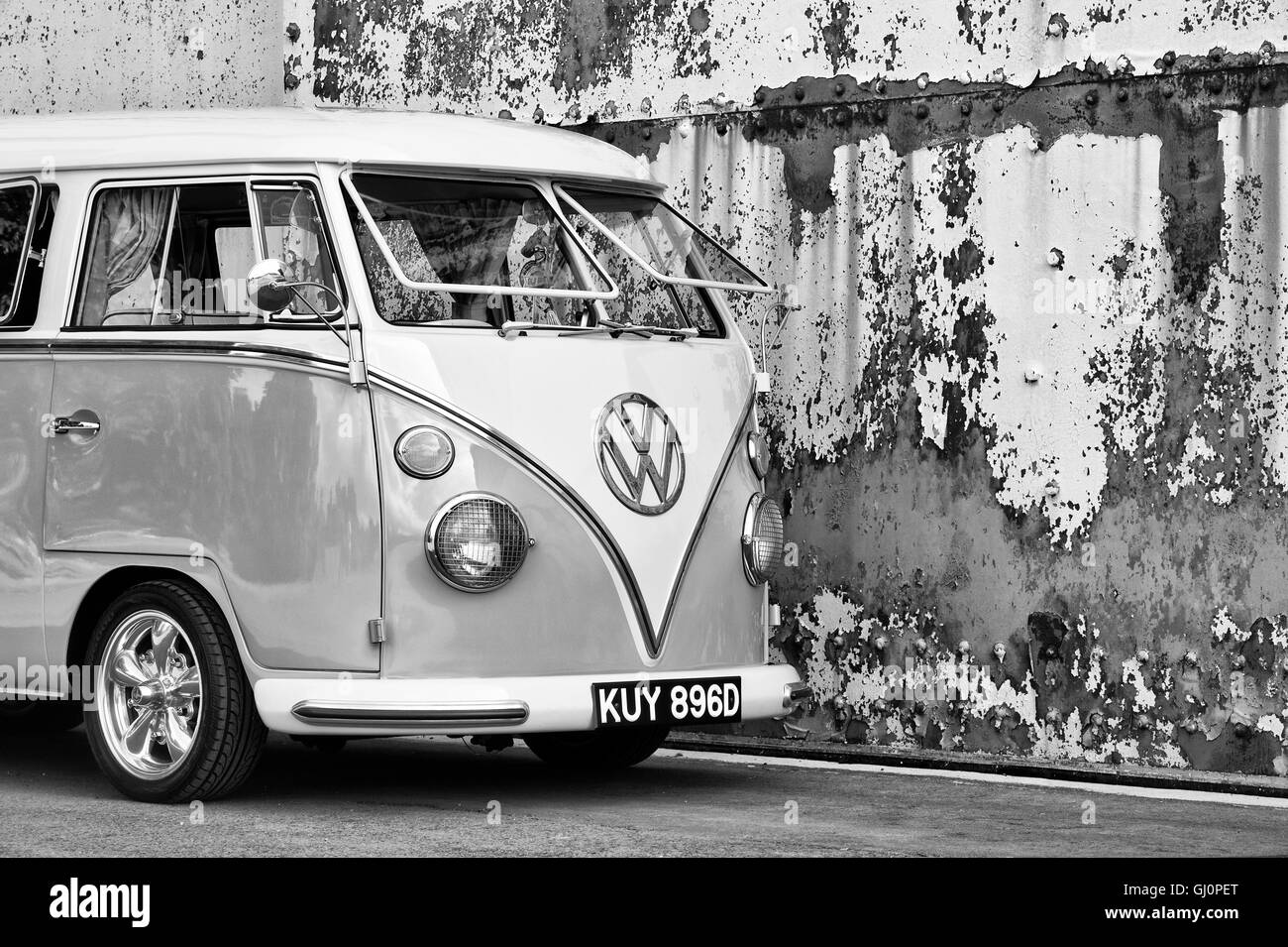 1966 VW Split Screen Volkswagen Wohnmobil. Heritage Center in Bicester, Oxfordshire, England. Schwarz und Weiß Stockfoto
