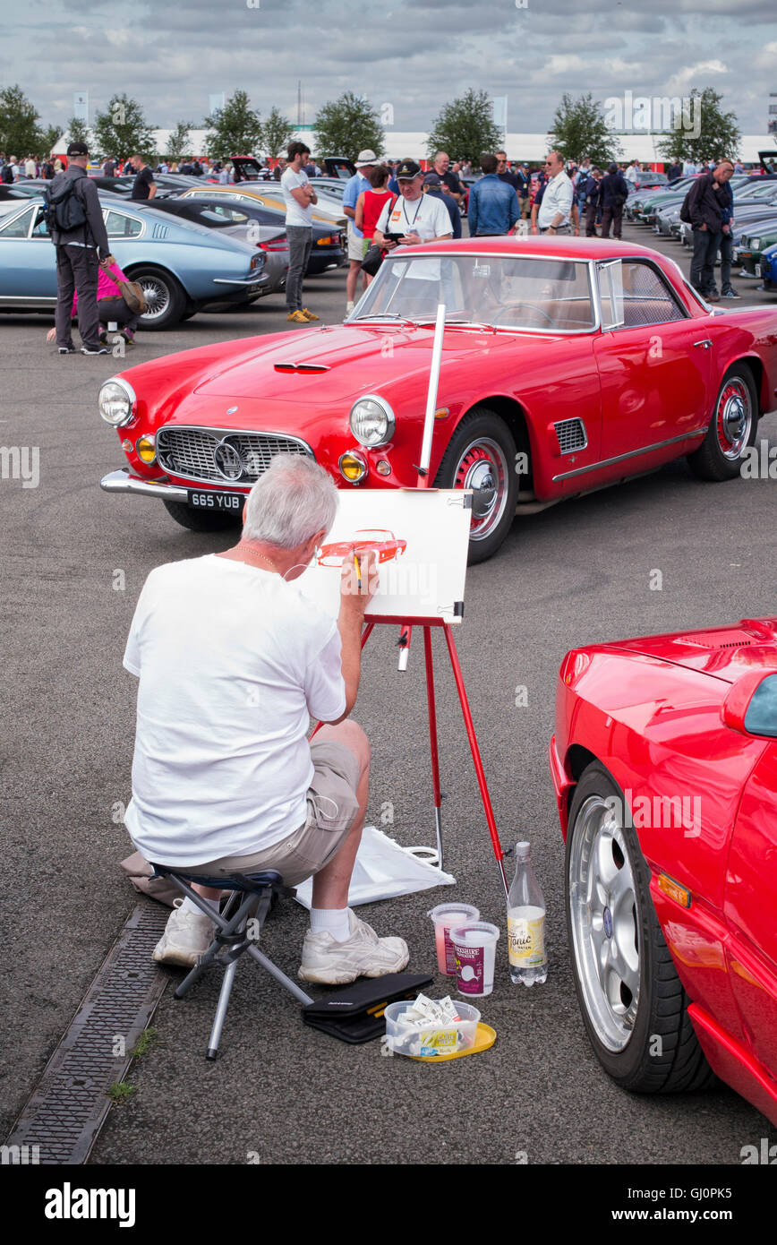 Mann Malerei ein Vintage Maserati Auto bei der Silverstone Classic event. Großbritannien Stockfoto
