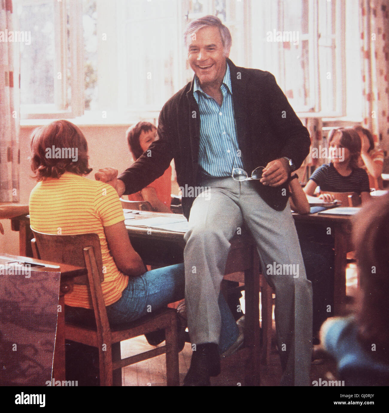 DAS FLIEGENDE KLASSENZIMMER Eine Internatsklasse Pflegt Eine Abenteuerliche Feindschaft Mit Ihren Altersgenosse aus der Realschule. Nebenbei Kümmern Sich die Jungen Auch Darum, Daß Die Freundschaft Ihres Beliebtesten Tresenverkleidung (JOACIM FUCHSBERGER) Mit Einem Sonderling, der in Einem Eisenbahnwaggon Haust, Wieder Auflebt. Regie: Werner Jacobs Stockfoto