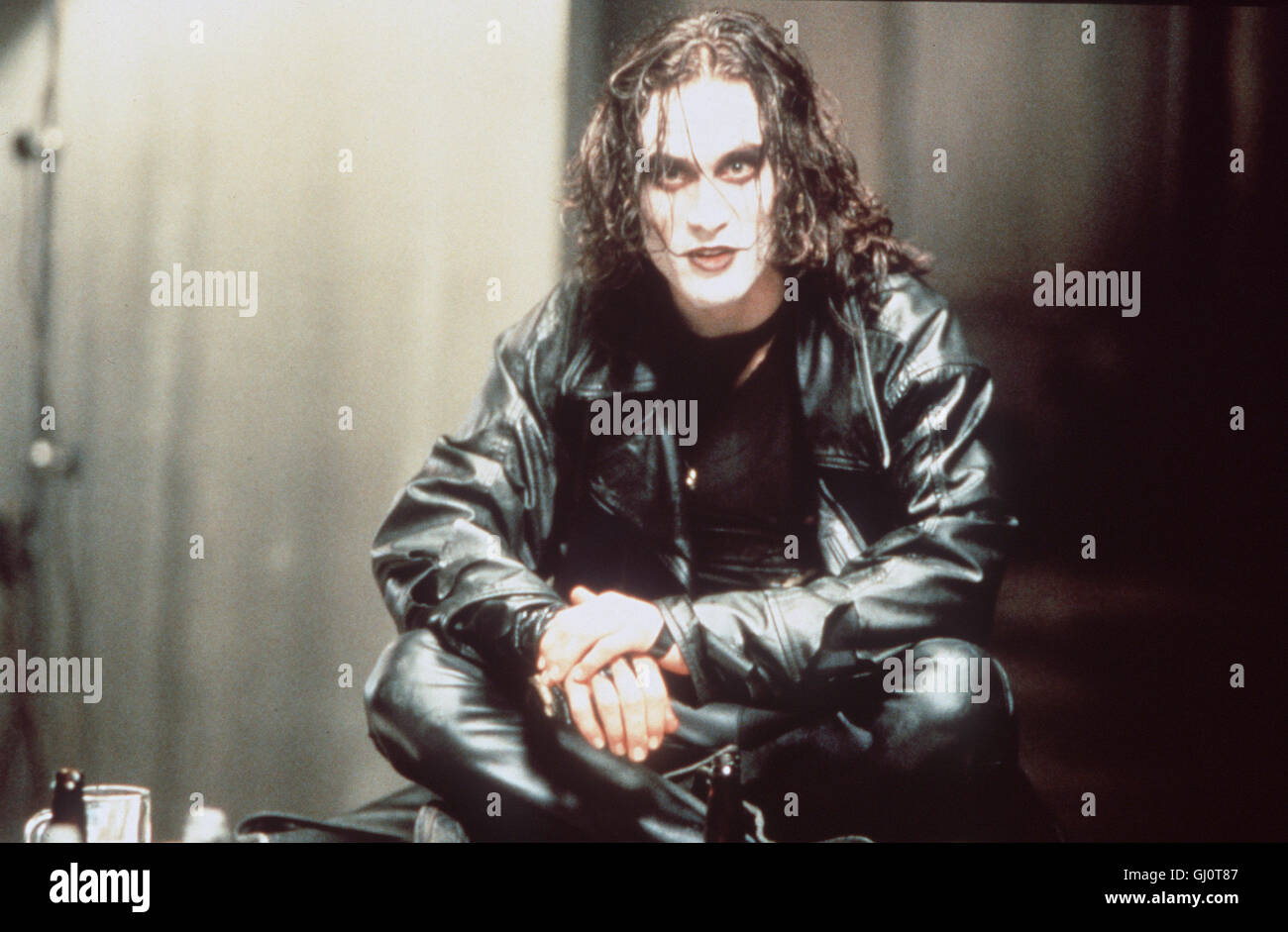 DIE Krähe-BRANDON LEE in der Rolle des Rockmusikers Eric Draven, der Genau Wie seine Verlobte Shelly in Einer Halloween-Nacht Grausam Ermordet Wird. Durch Seelenwanderung, untersützt von Einer Krähe, Kommt Eric Ein Jahr Später Wieder ins Leben Zurück. Äh Hut Höhle Auftrag, Seine GDE Mörder Zur Strecke Zu einrenken. Regie: Alex Proyas aka. Die Krähe Stockfoto