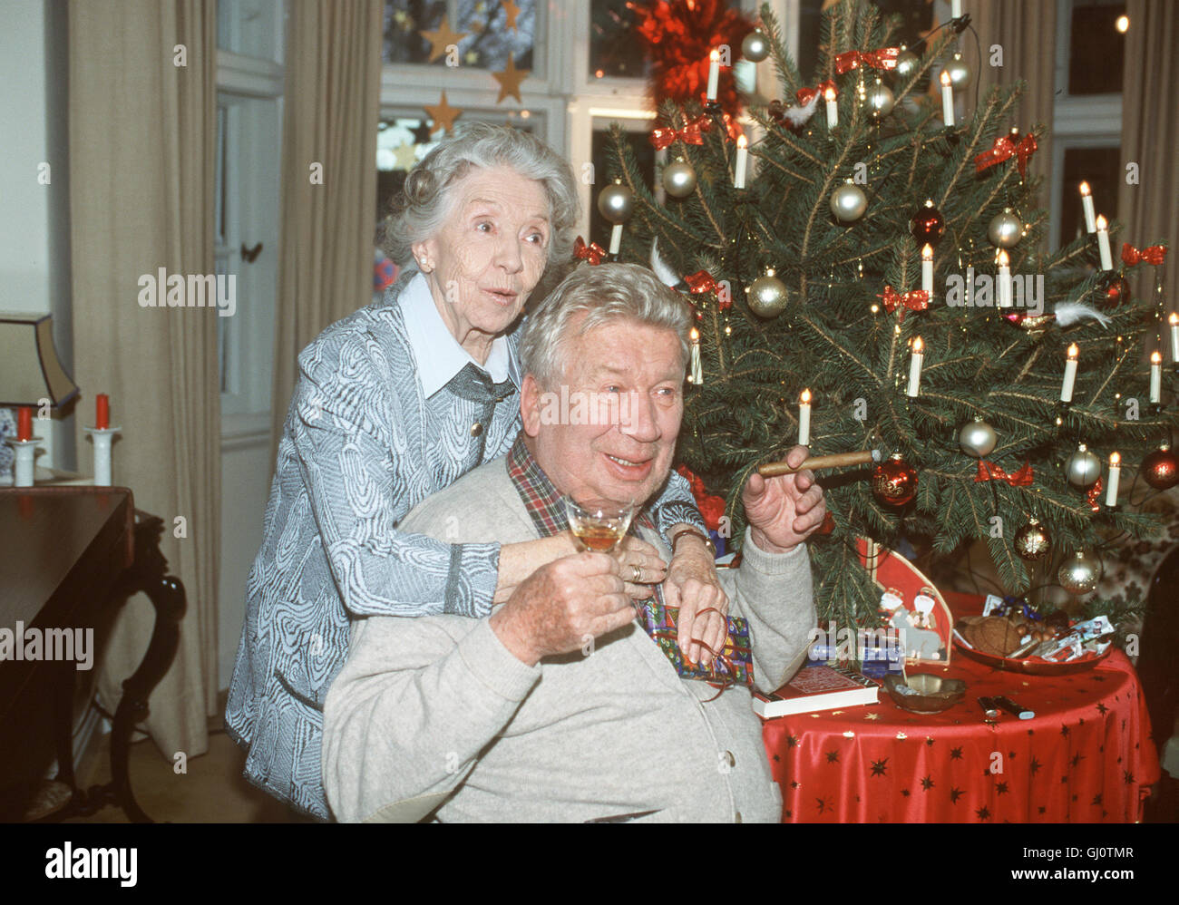 O TANNENBAUM - Kurz Vor Dem Heiligen Abend Stehen Im Reifezeugnis Haushalt von Johanna Schubert (INGE MEYSEL) Und Konrad Prack (HEINZ REINCKE) sterben Zeichen Mal Wieder Auf Sturm: Konrad Lehnt es Kategorisch Ab, Einen Weihnachtsbaum Zu Kaufen. Auch Nimmt Johanna sterben Sache Selbst in Die Hand. Und es Bedarf Noch Einiger Vorweihnachtlicher Katastrophen, Bis Zum Fest der Liebe unterm Tannenbaum der Frieden Einzieht.  Regie: Karin Hercher Stockfoto