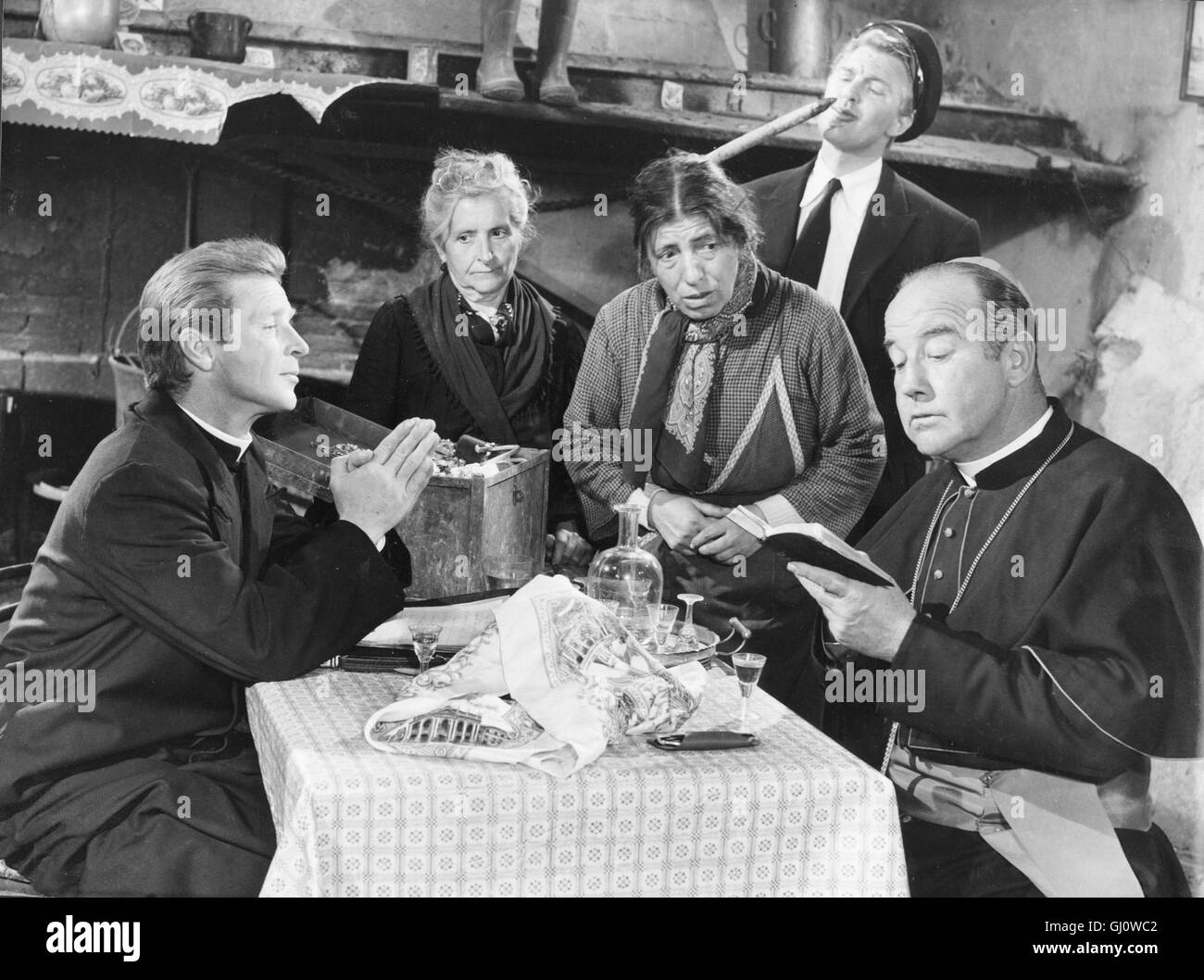 GLEICHNAMINGEM IL BIDONE IL BIDONE Italien/Frankreich 1955 - Federico Fellini Picasso, Roberto Und Augusto Sind Drei Spezialisten in der Kunst, Ihren Nächsten Zu Betrügen. Als Priester Verkleidet, Ziehen Sie Den Bauern Das Geld aus der Tasche. Szene Mit Picasso (RICHARD BASEHART, Li), Roberto (FRANCO FABRIZI, Hinten) Und Augusto (BRODERICK CRAWFORD). Regie: Frederico Fellini aka. Il Bidone Stockfoto