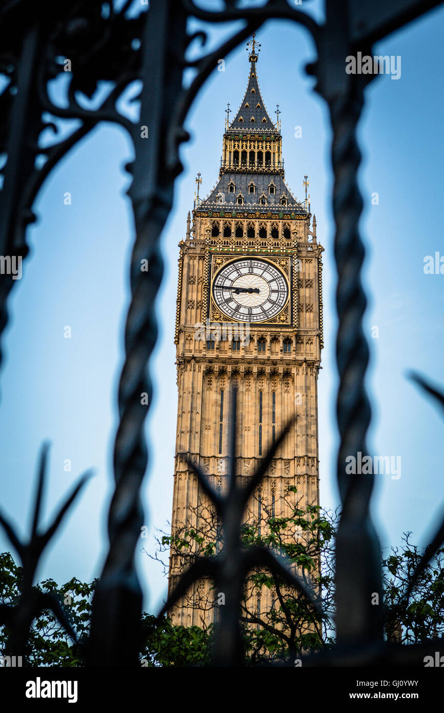 Big Ben, Westminster, gesehen durch die Fallgatter geformt-Tore. Stockfoto