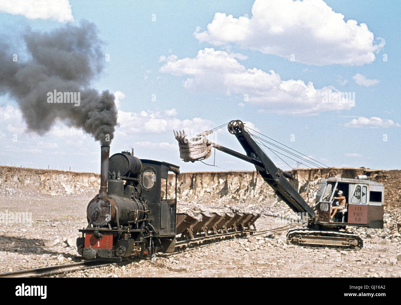 Ein 600mm Spurweite Orenstein und Koppel 0-4-0WT bei der Arbeit in einem Sand Steinbruch in der Nähe von Paso de Los Toros in Uruguay. Der Motor funktionierte hier fo Stockfoto