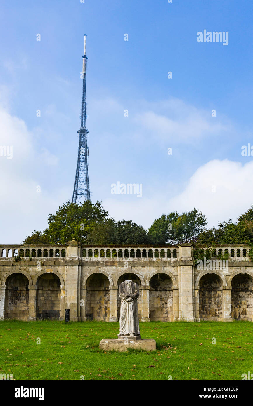 Dante (kopflose Statue) vor Reihe von Nischen, Crystal Palace Park, London, England, Vereinigtes Königreich Stockfoto