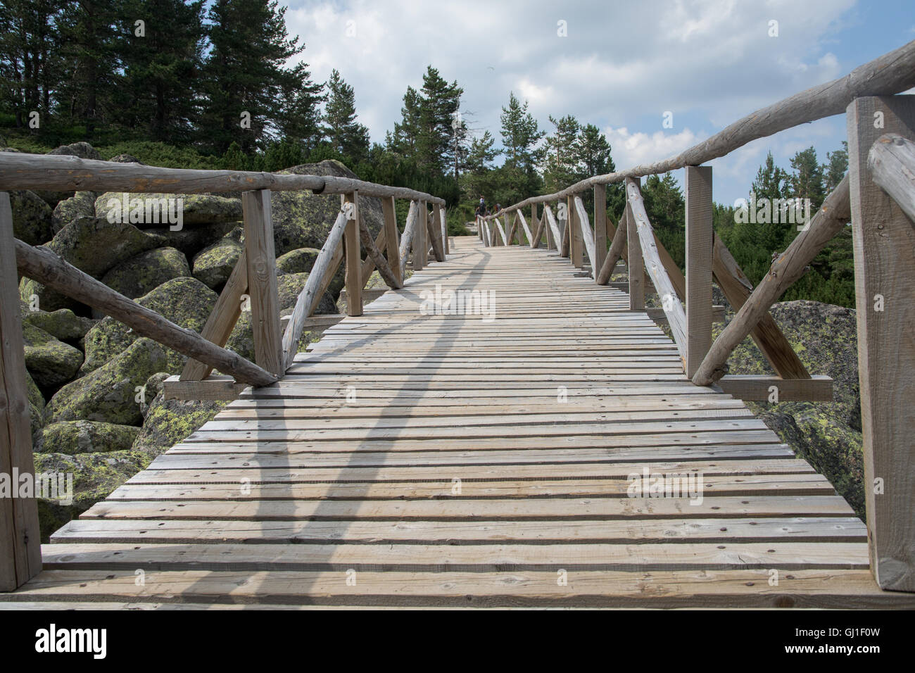 Holzbrücke über Berg Stockfoto