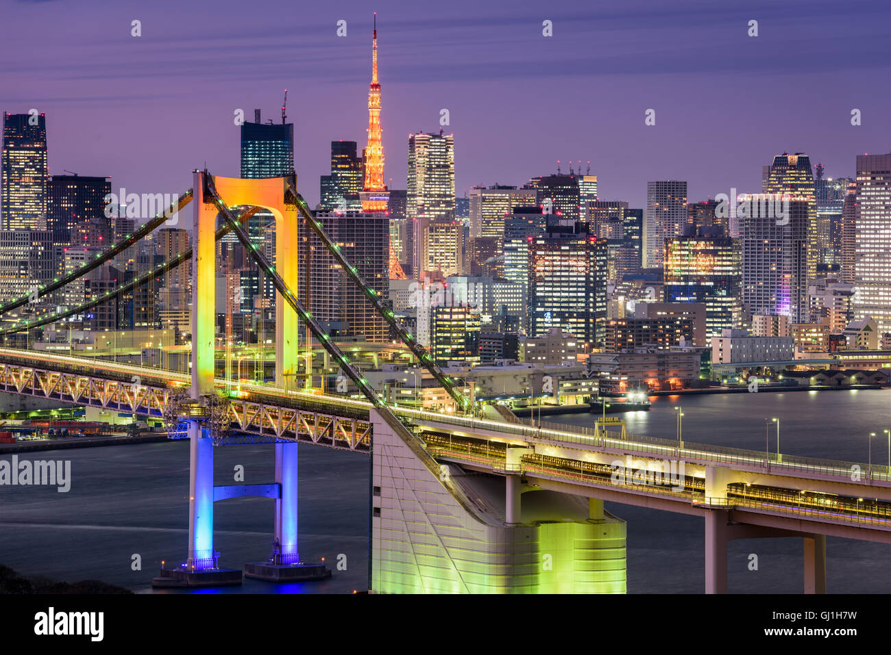Tokyo, Japan Stadtbild bei Rainbow Bridge und Tokyo Tower. Stockfoto