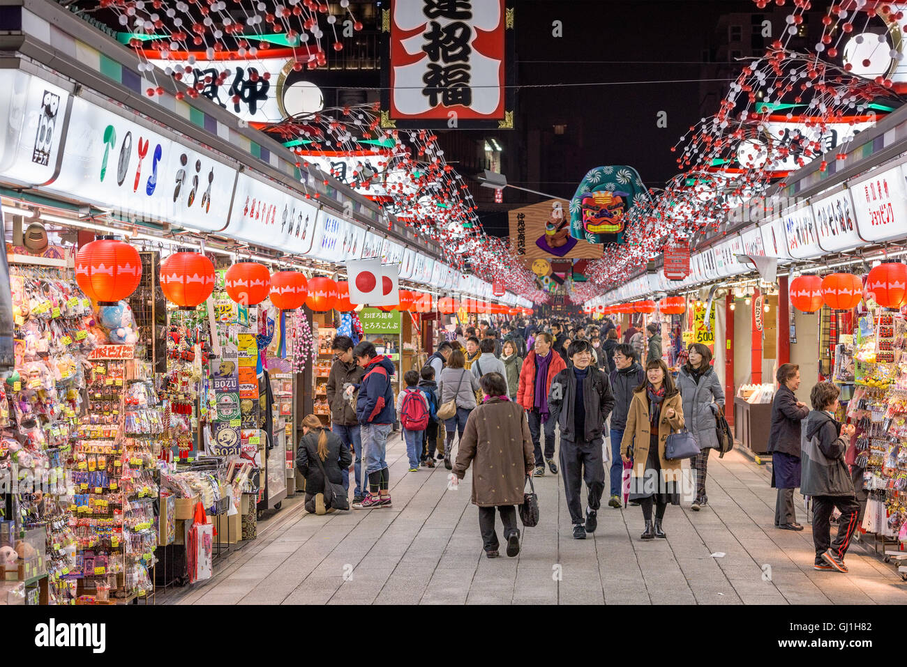 Einkaufspassage am Sensoji-Tempel in Asakusa, Tokio, Japan. Stockfoto