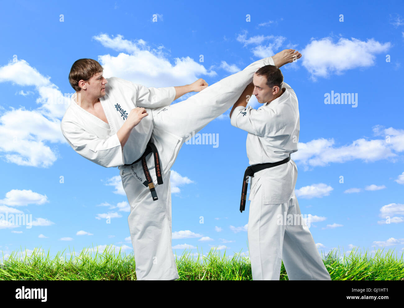 Karatekämpfer in Aktion auf blauen Himmelshintergrund Stockfoto