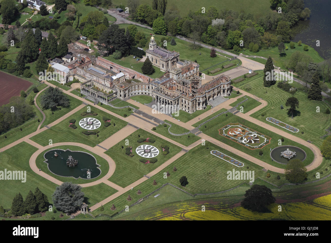 Luftaufnahmen von English Heritage Witley Court und Gärten in der Nähe von Great Witley unter den gelben Rapsfeldern Der Worcesterhire Landschaft Stockfoto