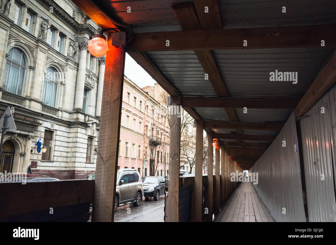 Baustelle mit rote Warnleuchte, leere hölzerne schützende Korridor entlang der Straße für Fußgänger Fechten Stockfoto