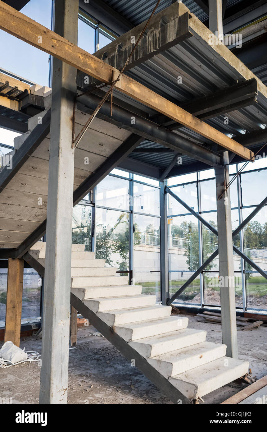 Generische Industriegebäude befindet sich im Aufbau. Inneren Fragment mit unfertigen Beton Treppe, vertikale Foto mit sele Stockfoto