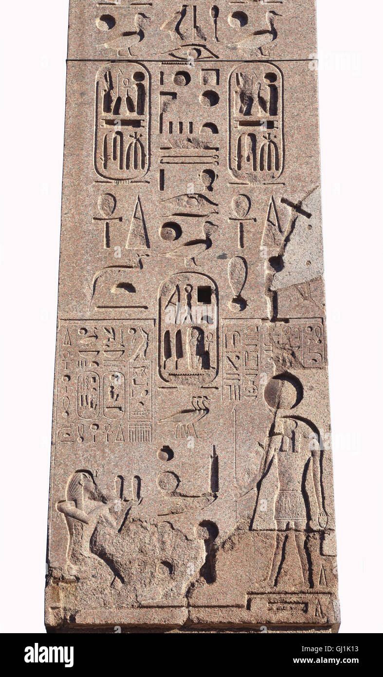 Hieroglyphe script auf alten ägyptischen Obelisk in der Mitte der