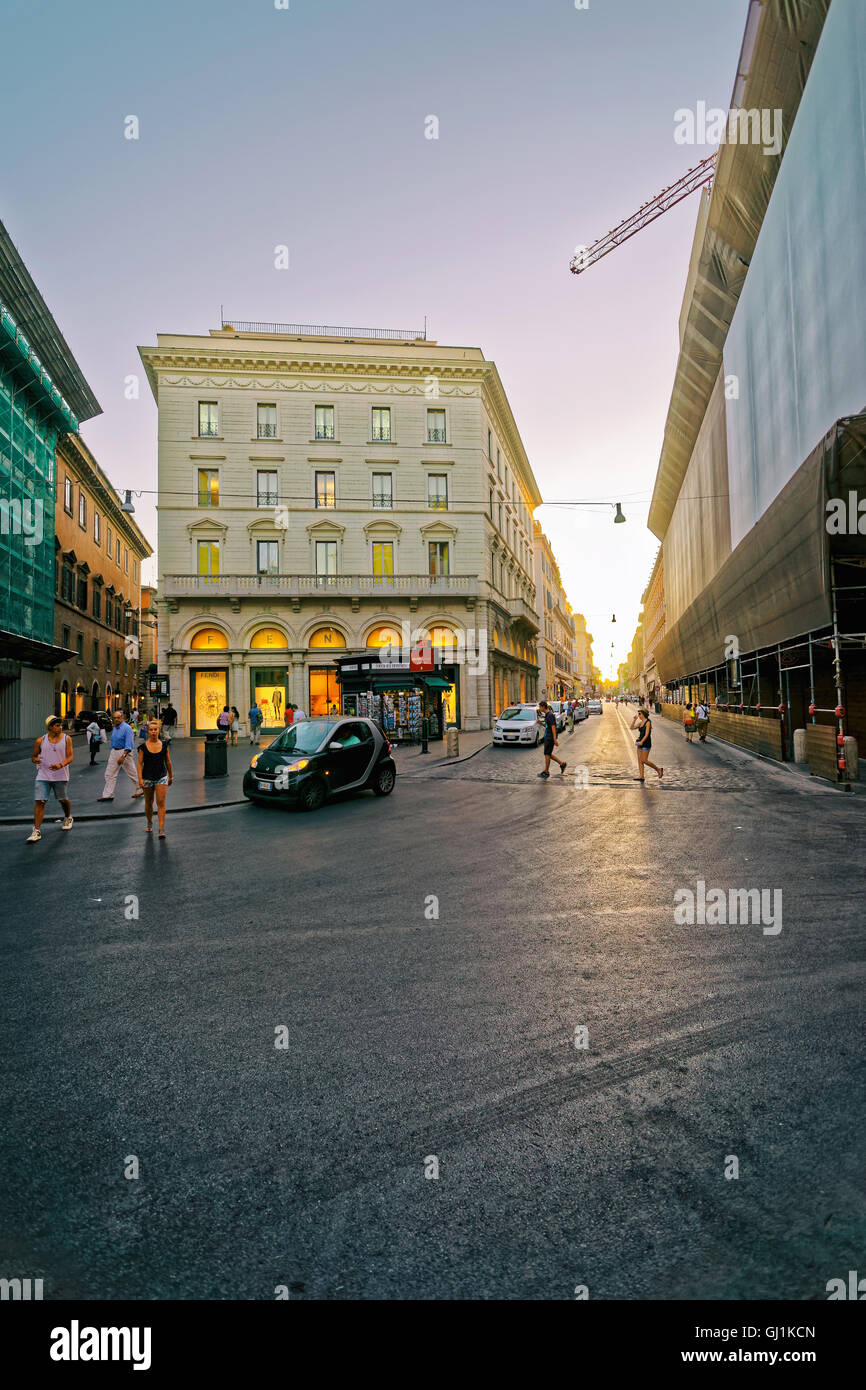 Rom, Italien - 27. August 2012: Touristen in Largo Goldoni Street in der Innenstadt von Rom in Italien. Speziell im Vintage-Stil getönt Stockfoto