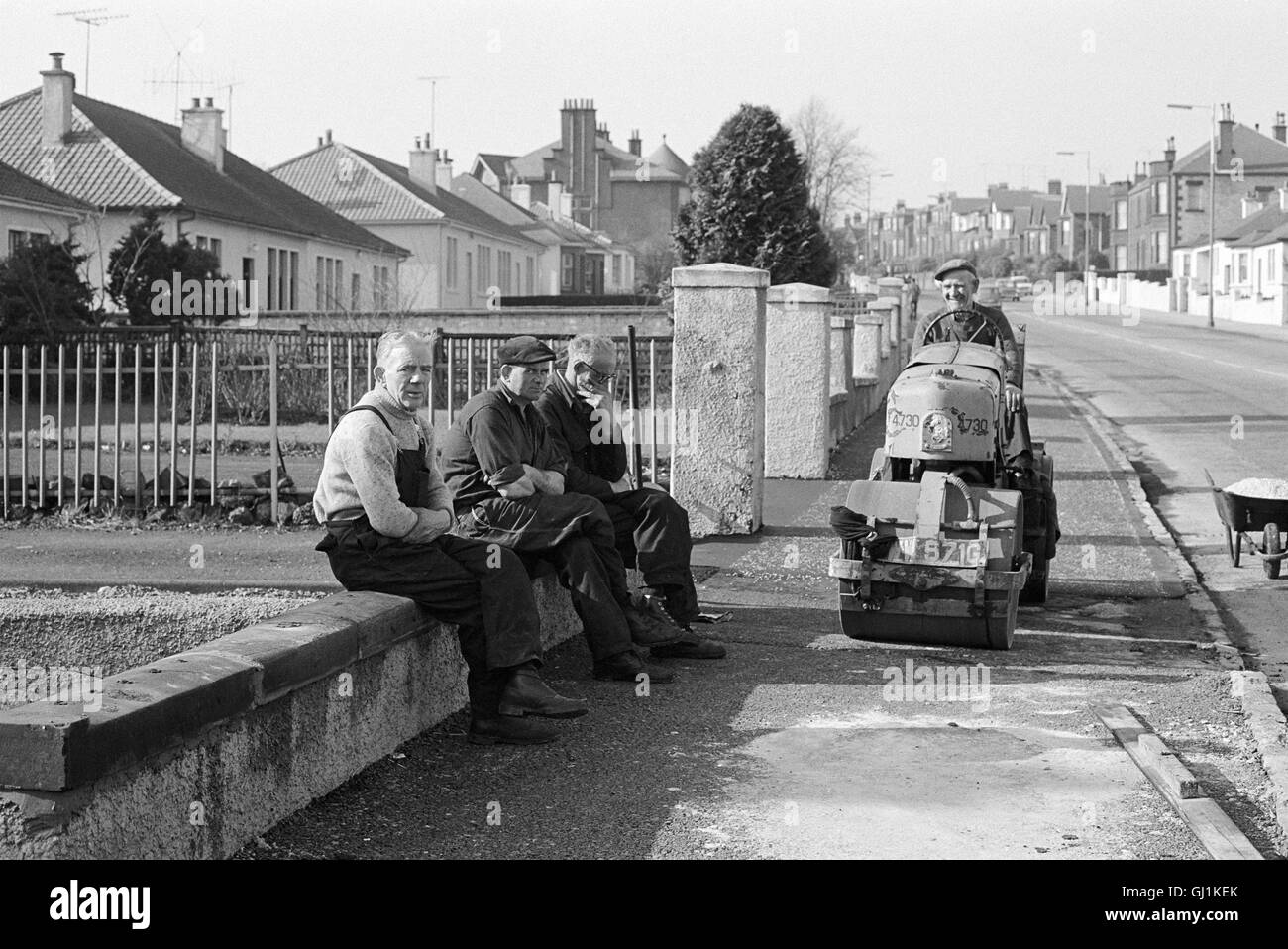 Die Beschäftigten im Straßenverkehr mit straßenwalze in Kilmarnock, 1972 Stockfoto