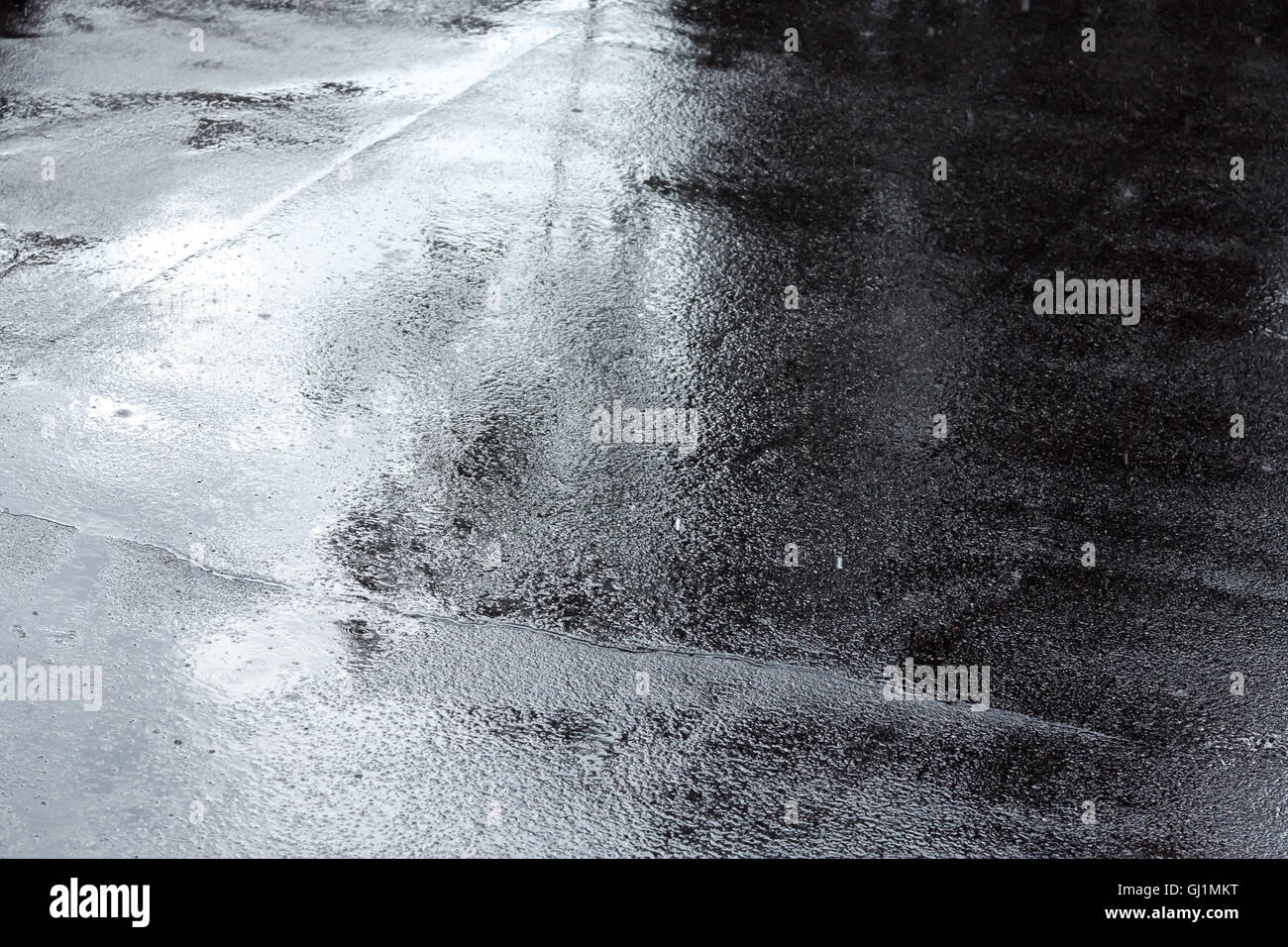 nassem Asphalt Bürgersteig Hintergrund nach starkem Regen Stockfoto