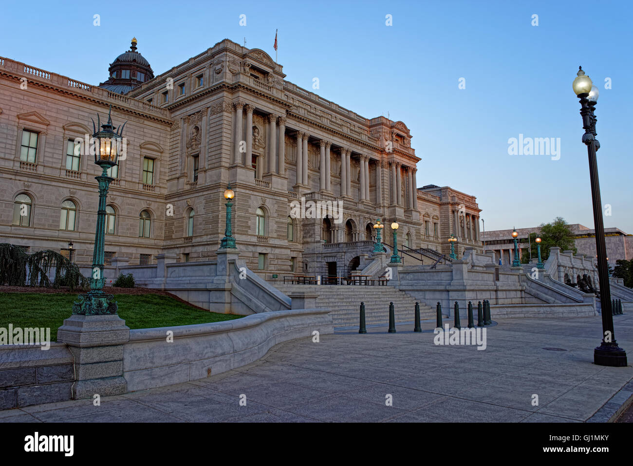Blick auf die Library of Congress in Washington D.C., USA. Es ist die älteste eidgenössische kulturelle Institution in den Vereinigten Staaten. Am 24. April 1800 gegründet. Dient für den US-Kongress. Stockfoto