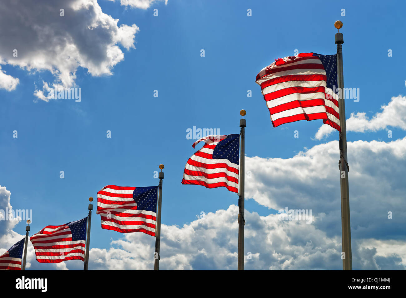 Flaggen der Vereinigten Staaten mit einem wunderschönen Himmel im Hintergrund in Washington D.C., USA. Jede besteht aus 13 Streifen und 50 Sterne für jedes uns staatliche. Aktuelle Version wurde im Jahr 1960 verabschiedet. Stockfoto