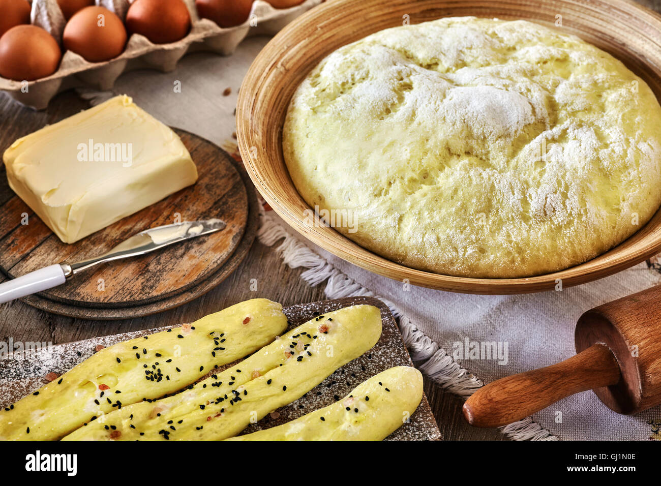 Hefe Teig und Brot-Sticks fertig zum Backen. Stockfoto