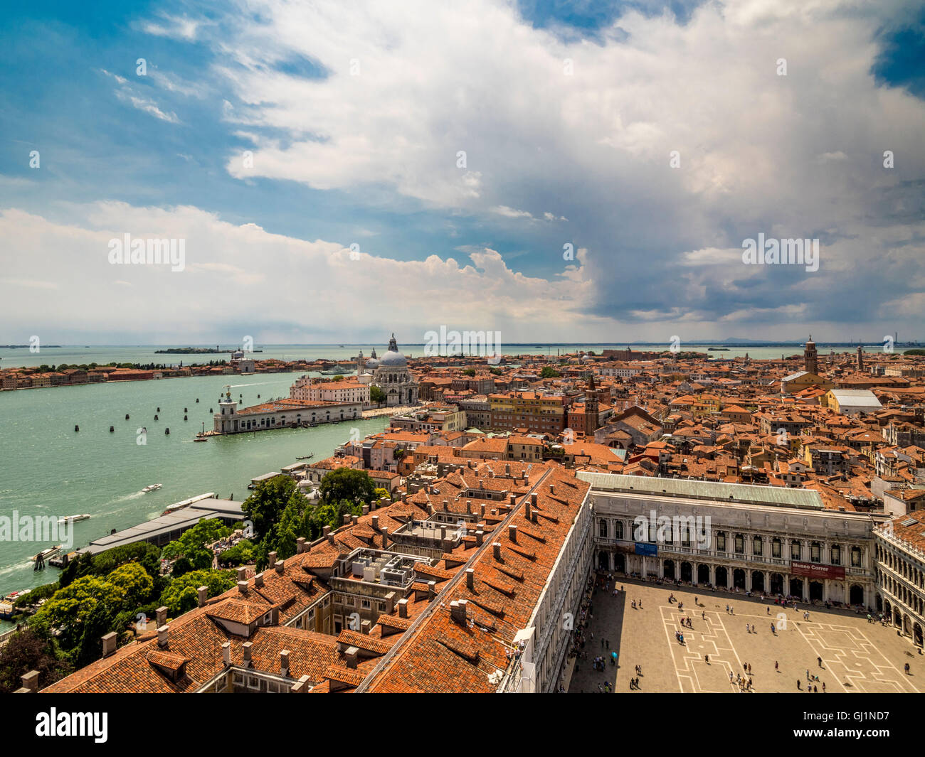 Luftbild von der Markusplatz entfernt, mit St Mark Basin und der Dogana da Mar in der Ferne. Stockfoto