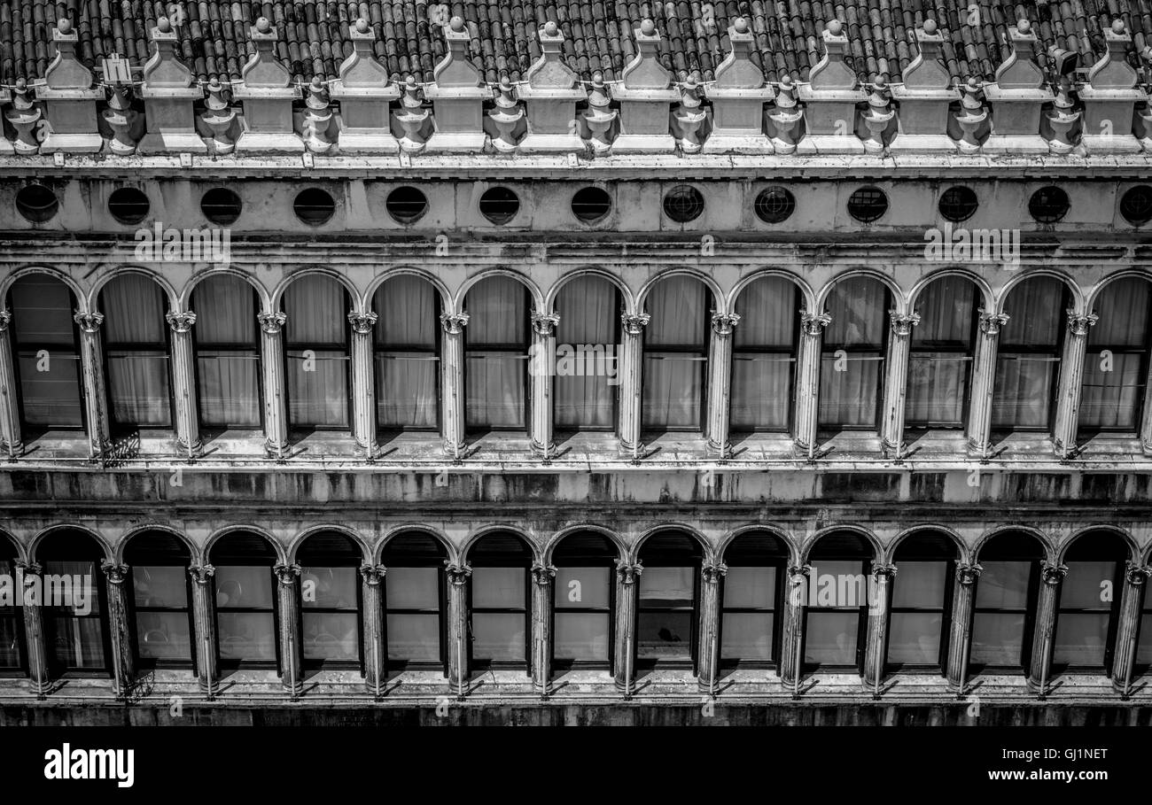 Rundbogenfenster an den Gebäuden rund um Markusplatz entfernt, Venedig, Italien. Stockfoto