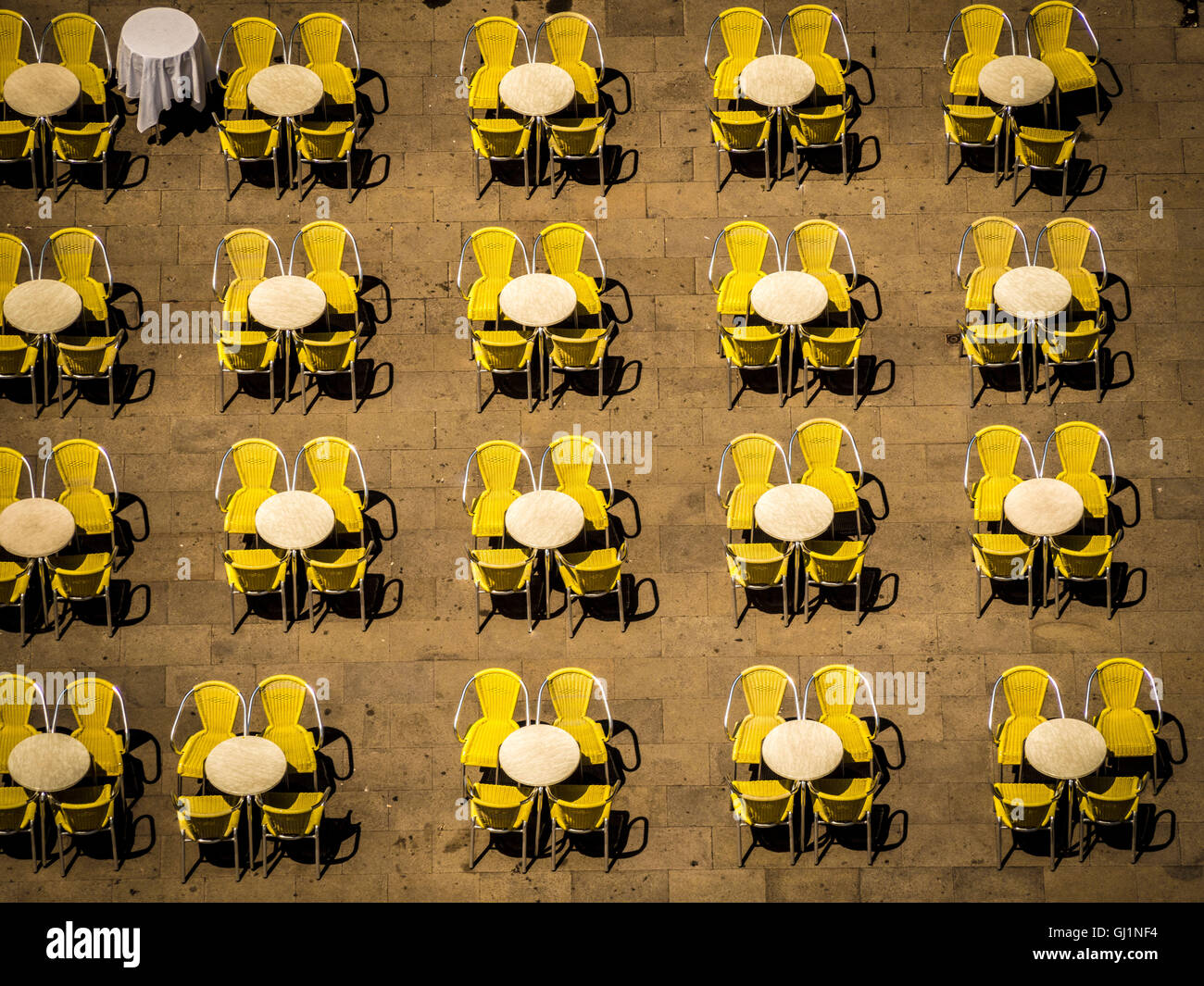 Cafe Tische und gelbe Stühle in Markusplatz entfernt, Venedig, Italien. Stockfoto