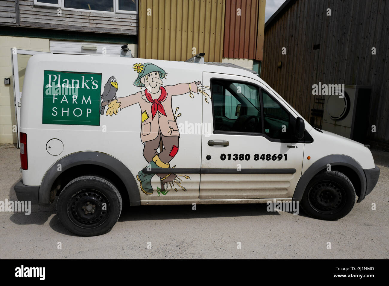 Planks Hofladen Lieferwagen trägt eine Cartoon-Figur, die ähnlich wie eine Vogelscheuche Land Stockfoto